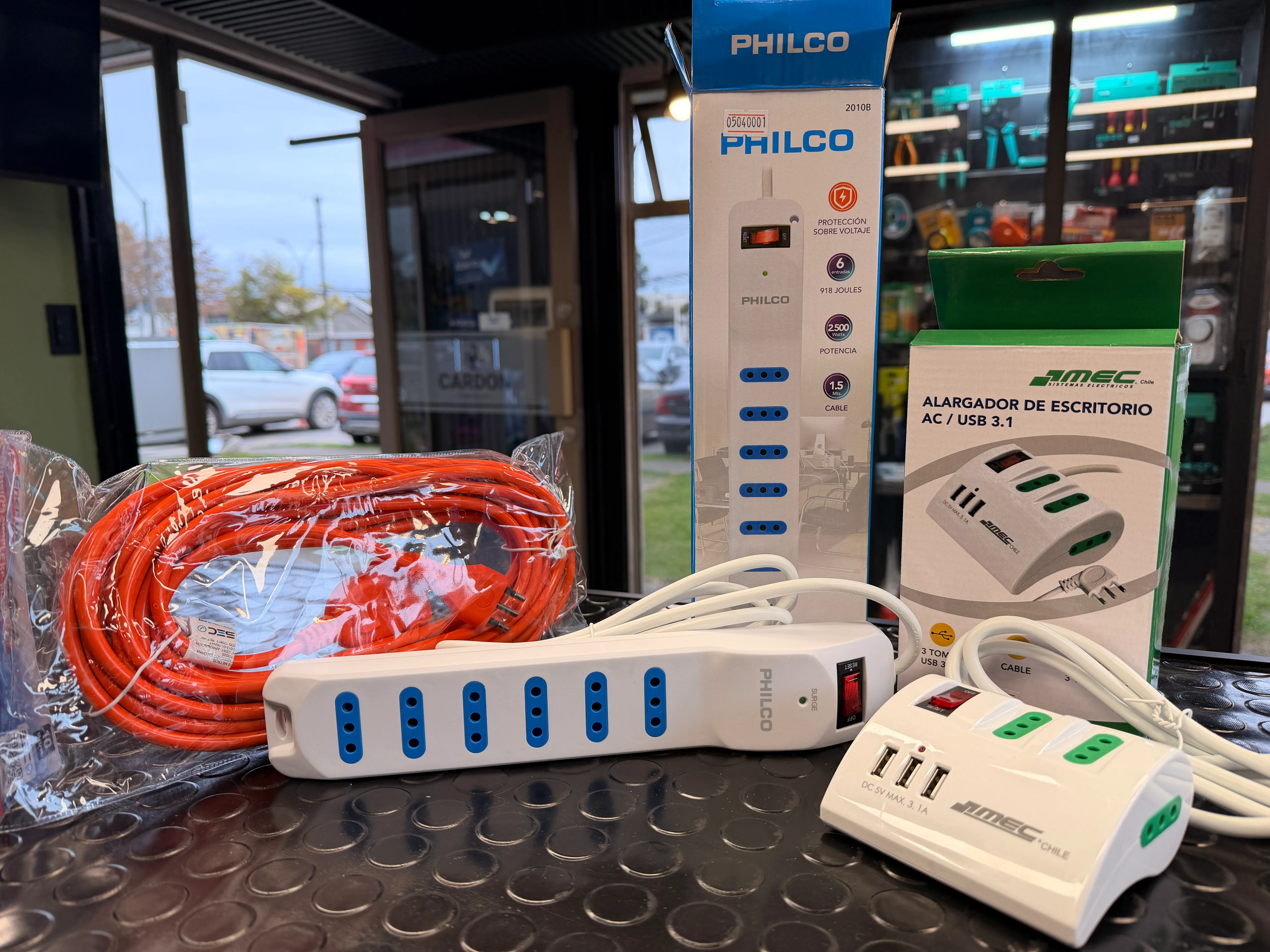 Alargador eléctrico industrial y zapatillas de conexión Philco