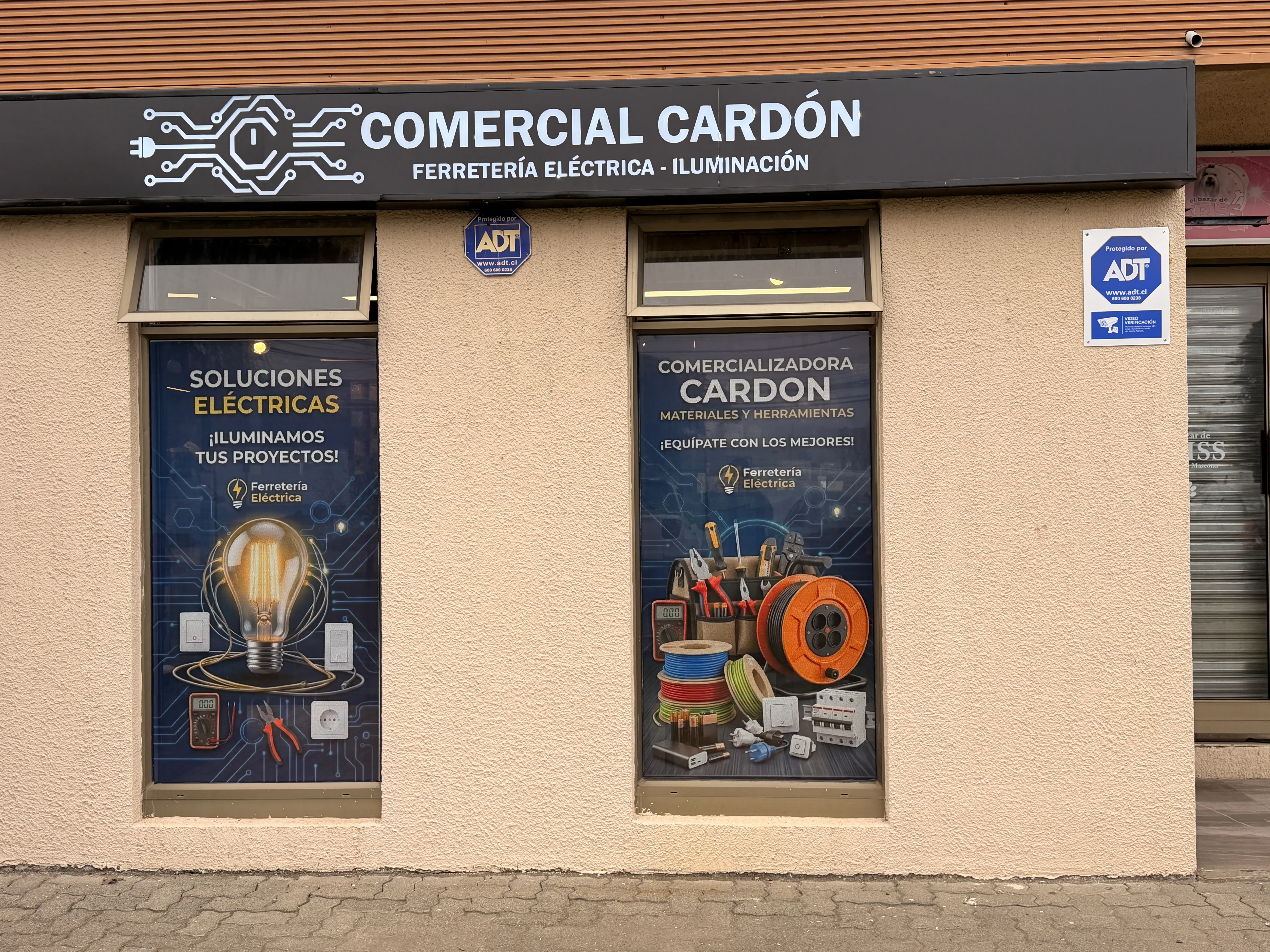 Fachada de ferretería eléctrica en Lomas de San Andrés, Concepción, con stock de suministros de baja tensión y taller de grabado láser